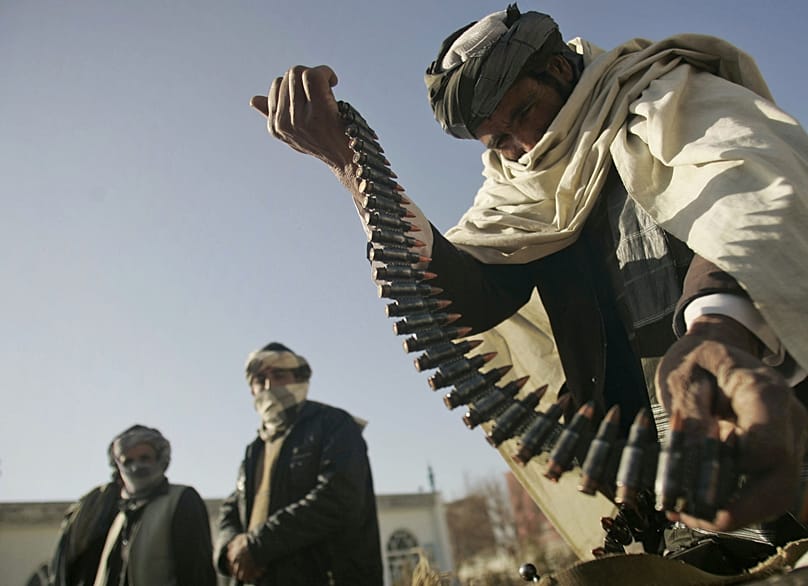 Ein Taliban-Kämpfer legt eine Reihe von Patronen ab - Kabul, Afghanistan.