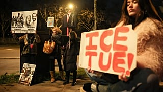 Des manifestants se rassemblent près du ministère français des Affaires étrangères à Paris pour dénoncer la répression menée par l'ICE, le 28 janvier 2026.