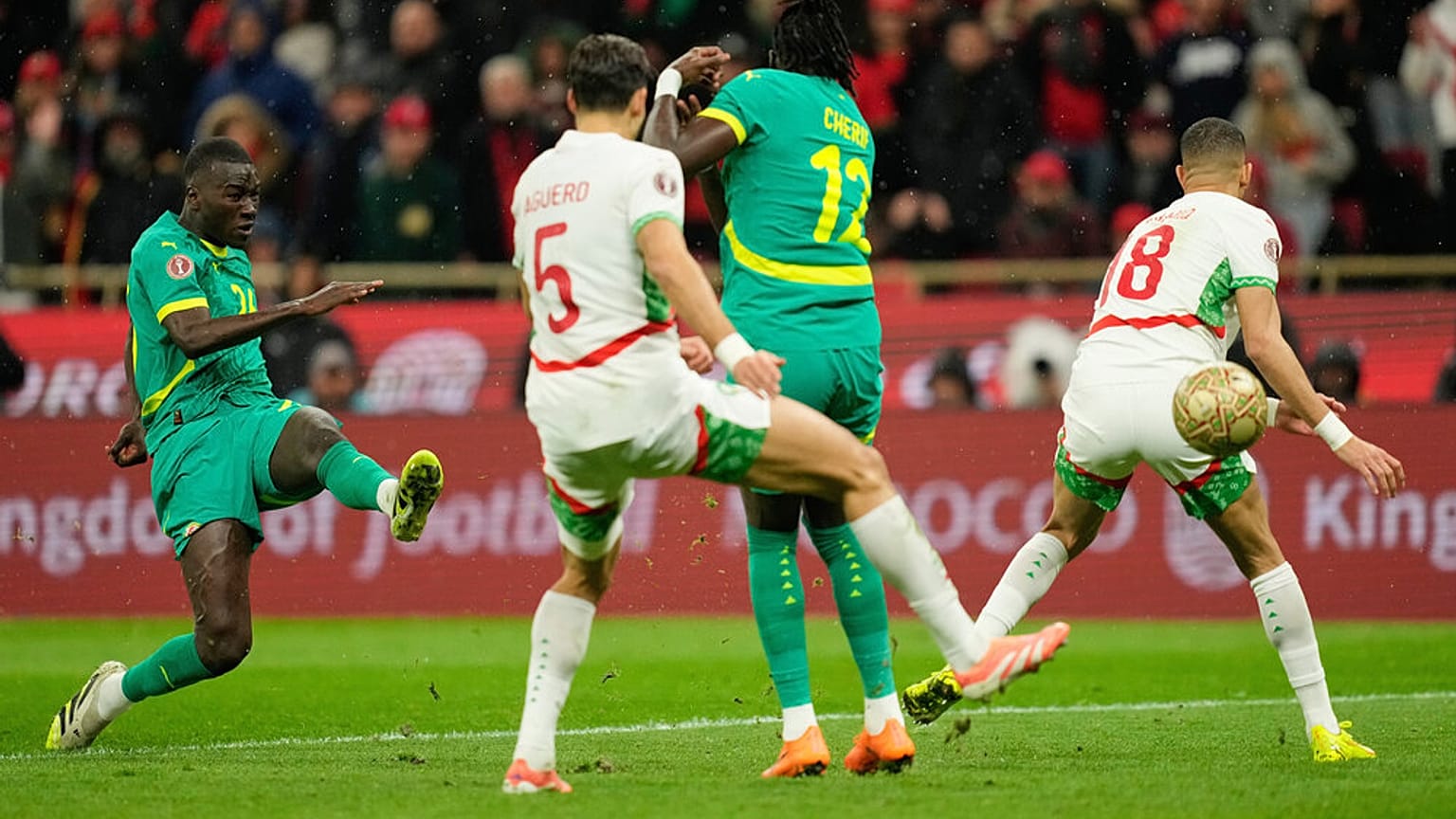 بابي غييه من السنغال يسجل الهدف الافتتاحي خلال المباراة النهائية لكأس أمم إفريقيا بين السنغال والمغرب في الرباط، المغرب، الأحد 18 يناير 2026. (صورة: أسوشيتد برس/مصعب الشامي)