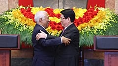 Der Präsident des Europäischen Rates Antonio Costa, links, und der vietnamesische Präsident Luong Cuong umarmen sich nach einer Pressekonferenz in Hanoi, Vietnam, Donnerstag, 29. Januar 2026