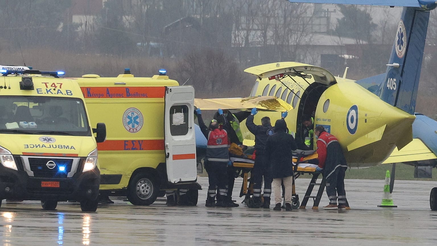 Οι τραυματίες του πολύνεκρου τροχαίου δυστυχήματος, μεταφέρονται από το αεροσκάφος - ασθενοφόρο του ΕΚΑΒ σε ασθενοφόρα, στο αεροδρόμιο της Θεσσαλονίκης,