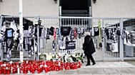 Κόσμος ανάβει κεριά και αφήνει λουλούδια και προσωπικά αντικείμενα έξω από το γήπεδο της Τούμπας
