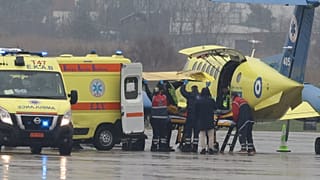 Οι τραυματίες του πολύνεκρου τροχαίου δυστυχήματος, μεταφέρονται από το αεροσκάφος - ασθενοφόρο του ΕΚΑΒ σε ασθενοφόρα, στο αεροδρόμιο της Θεσσαλονίκης,