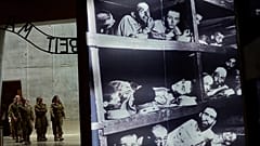 Eine Gruppe israelischer Soldaten betrachtet die Ausstellungsstücke in der Holocaust-Gedenkstätte Yad Vashem in Jerusalem, 25. Januar 2026