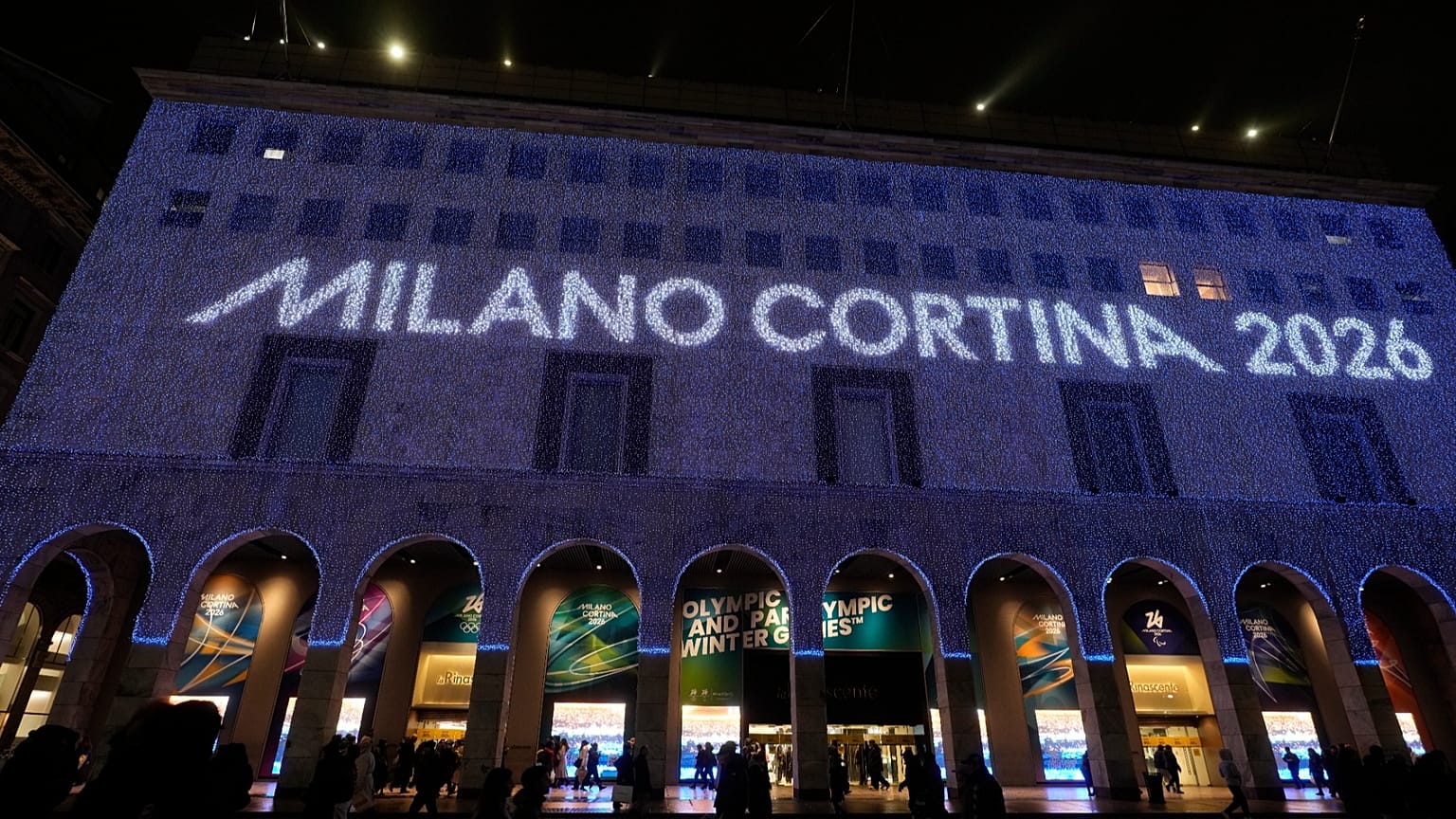 Gli anelli olimpici sono proiettati sulla facciata di un edificio di fronte alla cattedrale gotica del Duomo, a Milano, Italia, mercoledì 28 gennaio 2026. (Foto AP/Luca Bruno)