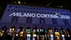 Die olympischen Ringe werden auf die Fassade eines Gebäudes vor dem gotischen Dom in Mailand, Italien, projiziert, Mittwoch, 28. Januar 2026. (AP Photo/Luca Bruno)