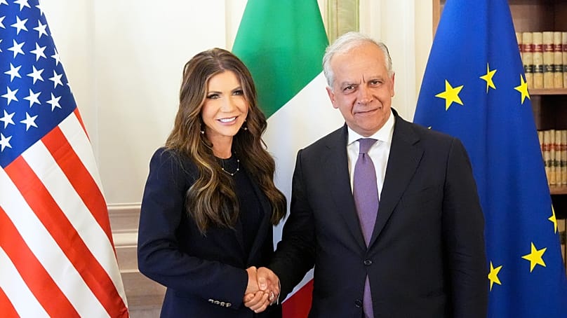 Il segretario alla Sicurezza interna degli Stati Uniti Kristi Noem, a sinistra, e il ministro dell'Interno italiano Matteo Piantedosi si sono incontrati presso la sede del ministero dell'Interno. (Foto AP/Alex Brandon, Pool)