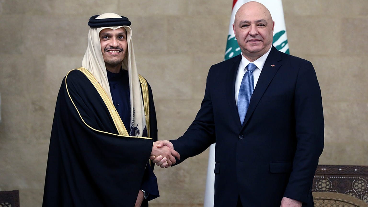 الرئيس اللبناني جوزاف عون يصافح رئيس الوزراء القطري محمد بن عبد الرحمن آل ثاني في بعبدا شرق بيروت، الثلاثاء 4 شباط/فبراير 2025.