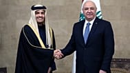 الرئيس اللبناني جوزاف عون يصافح رئيس الوزراء القطري محمد بن عبد الرحمن آل ثاني في بعبدا شرق بيروت، الثلاثاء 4 شباط/فبراير 2025.