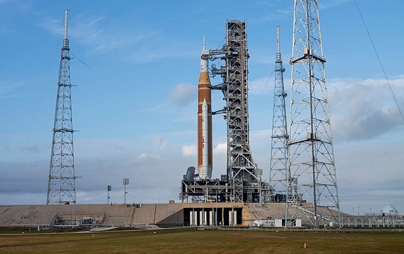 موشک جدید ناسا برای ماموریت آرتمیس ۲ روی سکوی پرتاب ۳۹-بی مرکز فضایی کندی، ۲۲ ژانویه ۲۰۲۶.