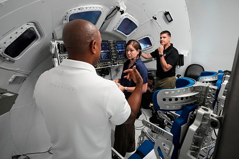 ویکتور گلاور، خلبان ناسا، جنی گیبونز، فضانورد کانادایی، و جرمی هنسن، متخصص ماموریت آژانس فضایی کانادا، در حال تمرین مشترک در شبیه‌ساز ماموریت اوریون در مرکز فضایی جانسون.