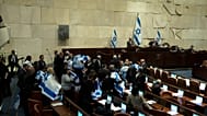 لفّ مشرّعون إسرائيليون أنفسهم بالعلم الوطني احتجاجاً داخل البرلمان الإسرائيلي (الكنيست