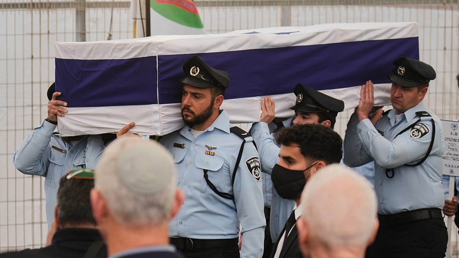 ضباط الشرطة يحملون نعش ران غفيلي، آخر رهينة إسرائيلية تم انتشال رفاتها من قطاع غزة، خلال جنازته في ميتار، إسرائيل، الأربعاء 28 يناير 2026