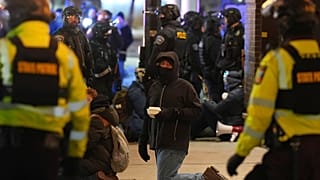 Manifestantes se sientan en el suelo después de que la Policía declarara ilegal una reunión durante una protesta en Minneapolis el miércoles 28 de enero.