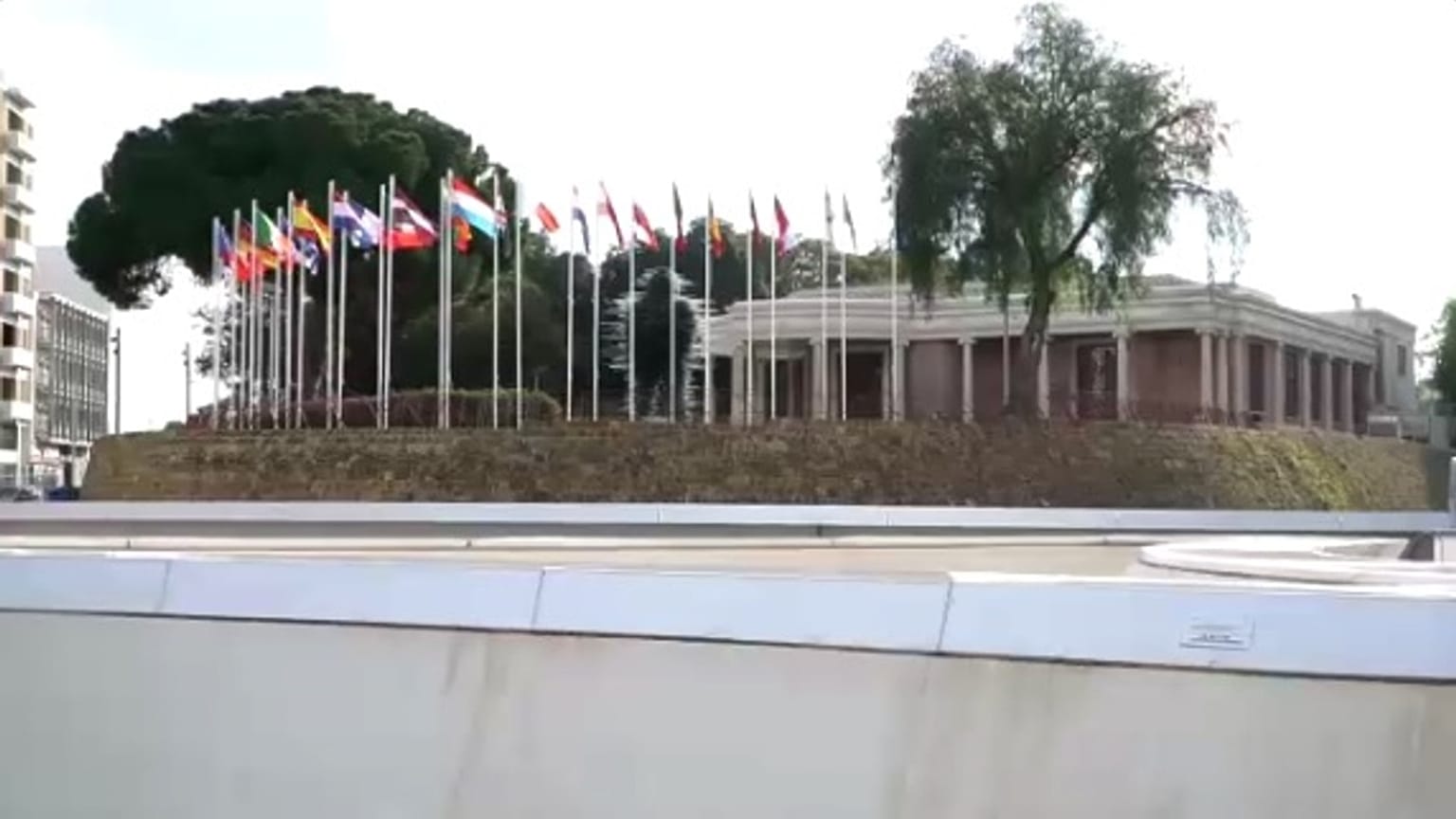 Οι σημαίες των κρατών μελών και της ΕΕ στο παλιό δημαρχείο Λευκωσίας