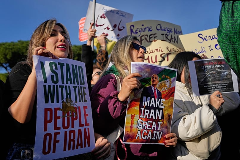 متظاهرون يهتفون بشعارات دعمًا للشعب الإيراني خلال تجمع تضامني في روما، في 17 يناير 2026.