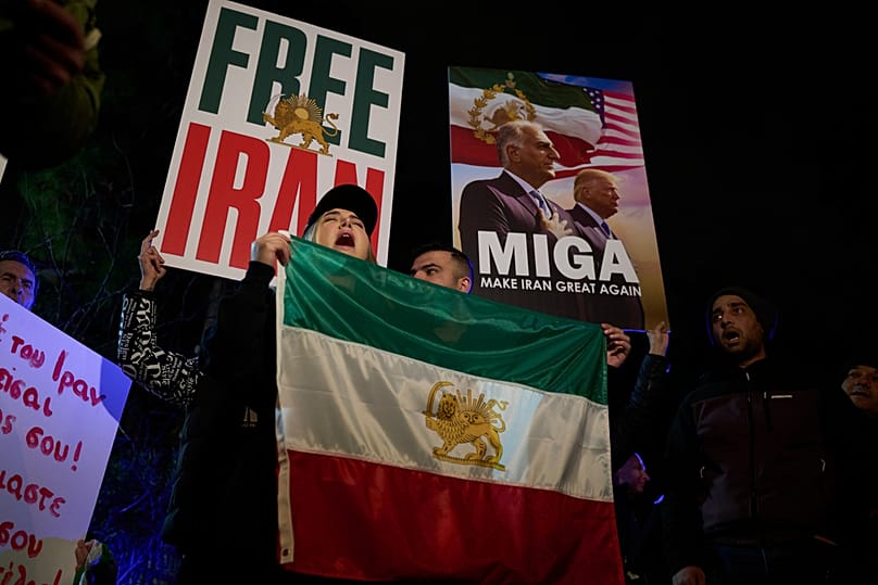 إيرانيون يتجمعون خارج السفارة الإيرانية في أثينا دعمًا للاحتجاجات المناهضة للحكومة، في 16 يناير 2026.