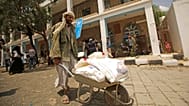  يمني نازح يحمل مساعدات غذائية مقدمة من برنامج الأغذية العالمي في مدرسة بصنعاء، اليمن، يوم الأحد 25 أغسطس 2019.