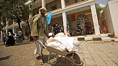  يمني نازح يحمل مساعدات غذائية مقدمة من برنامج الأغذية العالمي في مدرسة بصنعاء، اليمن، يوم الأحد 25 أغسطس 2019.