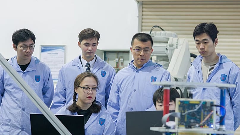 Φοιτητές του Καζακικού Εθνικού Πανεπιστημίου Αλ‑Φαράμπι και του Πολυτεχνικού Πανεπιστημίου Βορειοδυτικής Κίνας εργάζονται πάνω στον νανοδορυφόρο Di’er‑5 (Yao‑8).
