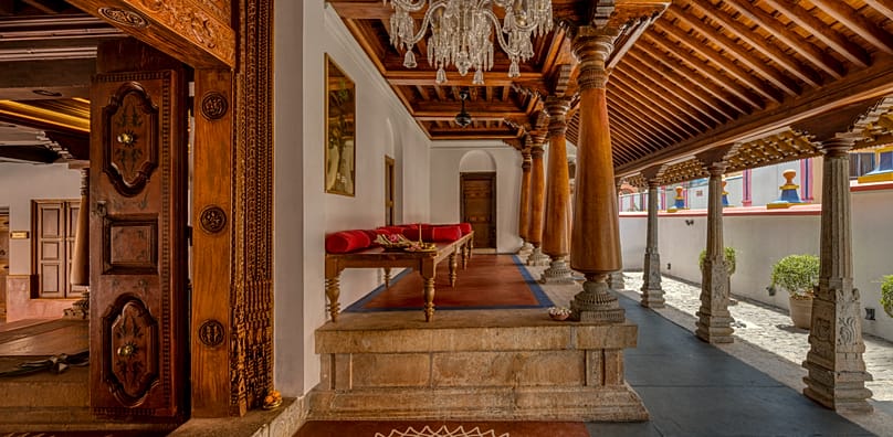 Quel bâtiment se prête mieux à devenir un établissement de luxe qu’une demeure historique riche en cours intérieures, salles de bal et terrasses sur le toit ? 