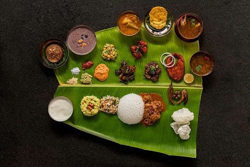 À THE Lotus Palace et dans d’autres hôtels, les hôtes peuvent tenter l’expérience Raja Virundhu (qui se traduit littéralement par « repas digne d’un roi »). 