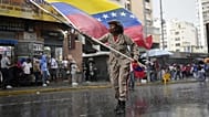 Partidarios del Gobierno se manifiestan para conmemorar el aniversario del golpe de Estado de 1958 que derrocó al dictador venezolano Marcos Pérez Jiménez en Caracas, el 23 de