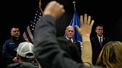 Membri dei media alzano la mano per porre domande mentre lo zar delle frontiere della Casa Bianca Tom Homan tiene una conferenza stampa a Minneapolis, 29 gennaio 2026