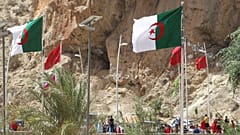 صورة لأعلام الجزائر والمغرب على طول الحدود المغلقة مع المغرب، في مدينة مرسى بن مهيد بالجزائر، يوم الجمعة 11 أغسطس 2023. (صورة أسوشيتد برس)