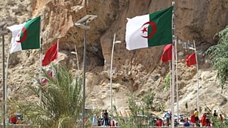 صورة لأعلام الجزائر والمغرب على طول الحدود المغلقة مع المغرب، في مدينة مرسى بن مهيد بالجزائر، يوم الجمعة 11 أغسطس 2023. (صورة أسوشيتد برس)