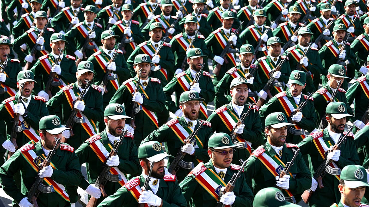 عناصر من القوات المسلحة الإيرانية يشاركون في عرض عسكري، بتاريخ 22 سبتمبر 2018.