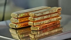 Archivbild. Ein Juwelier wiegt Goldbarren zum Verkauf in Bangkok, Thailand. 29. Januar 2026.