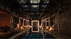 Ein Foto des Hallenbads des Hotels The Interlude in Melbourne, Australien.