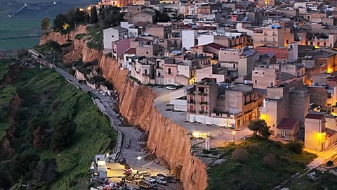 Veduta aerea della cittadina di Niscemi, vicino a Caltanissetta, in Sicilia, nell'Italia meridionale, martedì 27 gennaio 2026