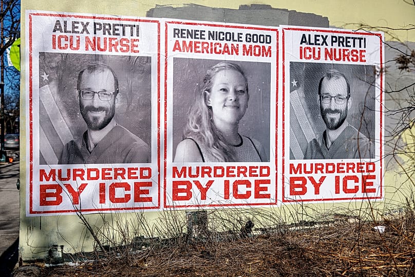 Des affiches représentant Alex Pretti et Renee Nicole Good accrochées sur un mur près du lieu où Pretti, a été abattu par des agents fédéraux de l'immigration, à Minneapolis.