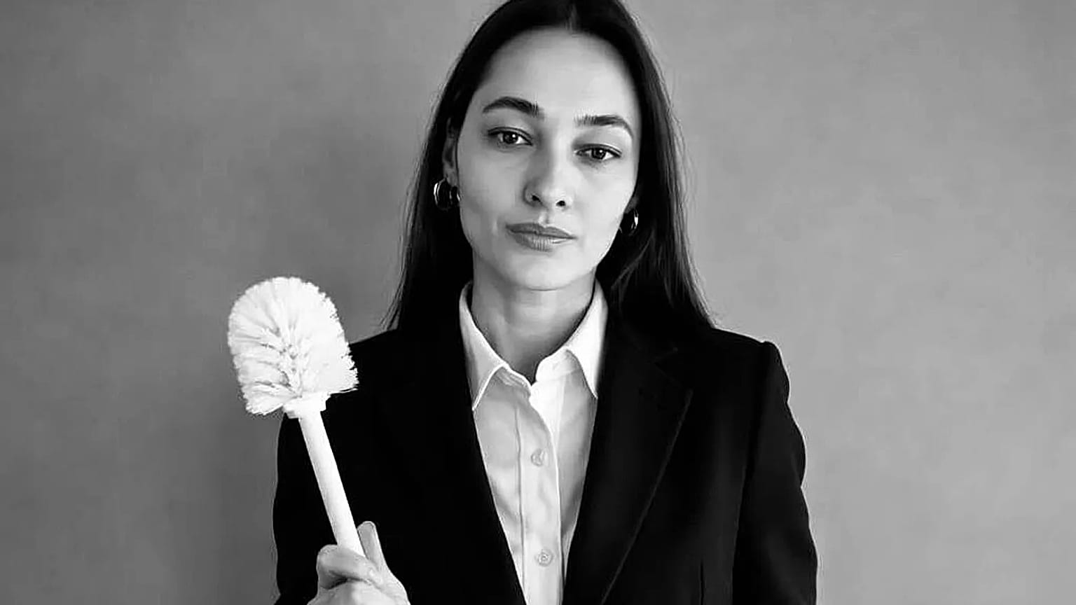 Balogh Krisztina a forradalmi szimbólumnak számító WC-kefével