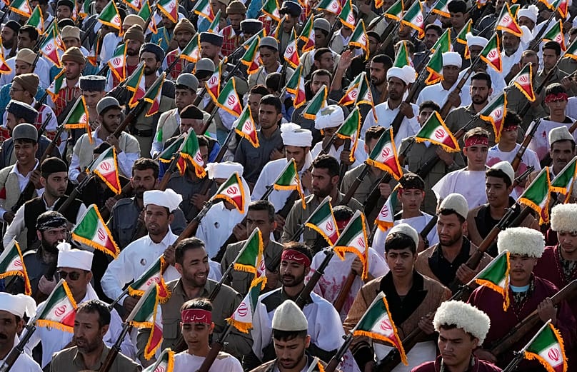 عناصر من قوات التعبئة الإيرانية "الباسيج" بالزي التقليدي.