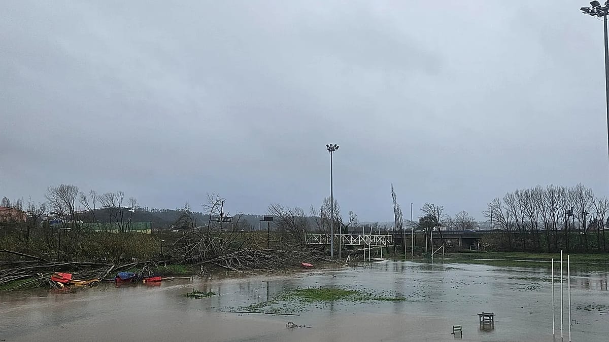 Nach-Sturmtief-Kristin-Portugal-k-mpft-mit-Toten-massiven-Sch-den-und-Stromausf-llen