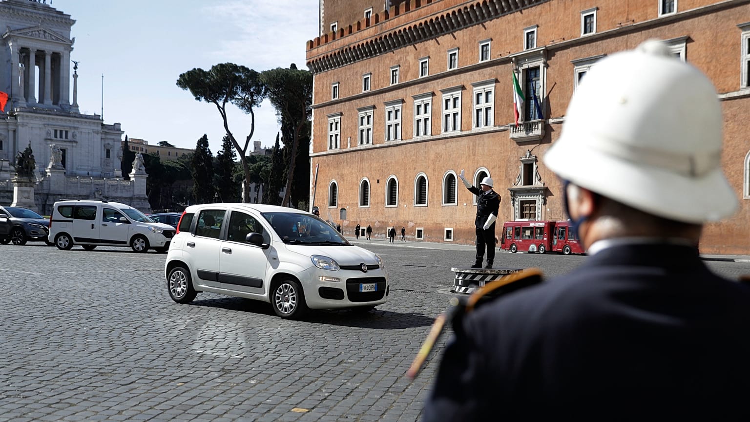 La polizia municipale a Roma è responsabile della maggior parte dei controlli stradali, per quanto polizia e carabinieri procedano spesso a fermi fuori dalle zone urbane