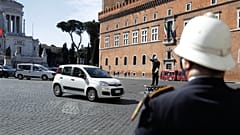La polizia municipale a Roma è responsabile della maggior parte dei controlli stradali, per quanto polizia e carabinieri procedano spesso a fermi fuori dalle zone urbane