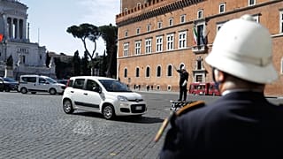 La polizia municipale a Roma è responsabile della maggior parte dei controlli stradali, per quanto polizia e carabinieri procedano spesso a fermi fuori dalle zone urbane