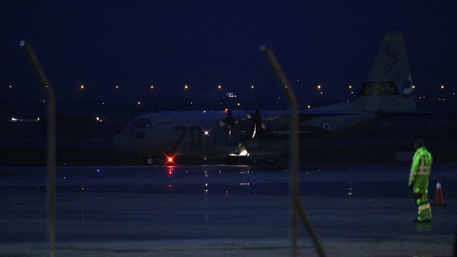 Το C-130 που μεταφέρει τις σορούς των επτά οπαδών του ΠΑΟΚ προσγειώθηκε στο αεροδρόμιο «Μακεδονία» της Θεσσαλονίκης, την Πέμπτη 29 Ιανουαρίου 2026.