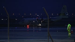 Το C-130 που μεταφέρει τις σορούς των επτά οπαδών του ΠΑΟΚ προσγειώθηκε στο αεροδρόμιο «Μακεδονία» της Θεσσαλονίκης, την Πέμπτη 29 Ιανουαρίου 2026.