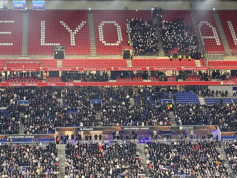 Οπαδοί του ΠΑΟΚ στις εξέδρες του γηπέδου της Λυών