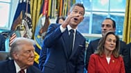 Trump sonríe mientras su secretario de Transportes, Sean Duffy, gesticula en el Despacho Oval, el 3 de diciembre de 2026