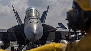    تُظهر هذه الصورة التي وزعتها البحرية الأمريكية، طائرة من طراز إف/إيه-18إف سوبر هورنت على سطح حاملة الطائرات يو إس إس أبراهام لينكولن في المحيط الهندي في 23 يناير 2026.