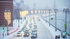 Autos fahren bei starkem Schneefall entlang der Kreml-Mauer in Moskau, 29. Januar 2026