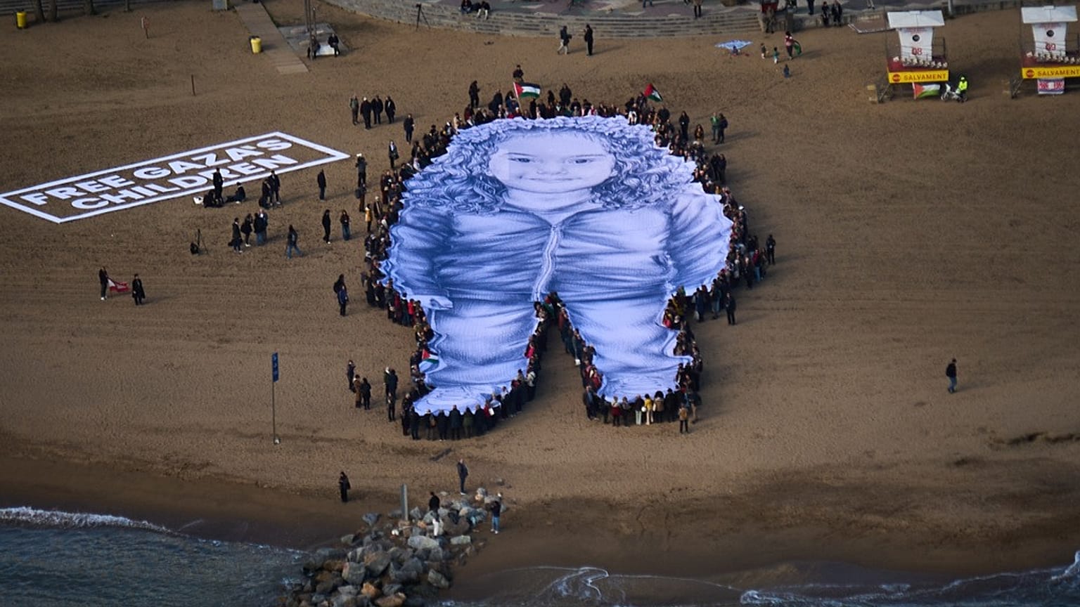 خلالها لوحةً ضخمةً تحمل صورة الطفلة الفلسطينية هند رجب،