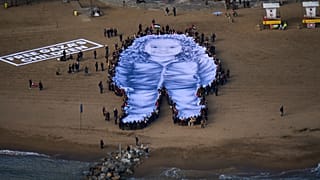 خلالها لوحةً ضخمةً تحمل صورة الطفلة الفلسطينية هند رجب،