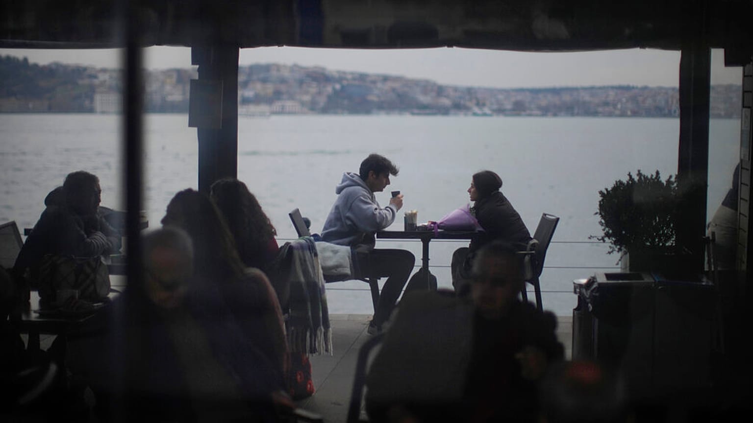 Bazı mekanlarda alınan kuver, servis ve masa ücreti Ticaret Bakanlığı'nın yayınladığı yeni yönetmelikle kaldırılmış oldu.